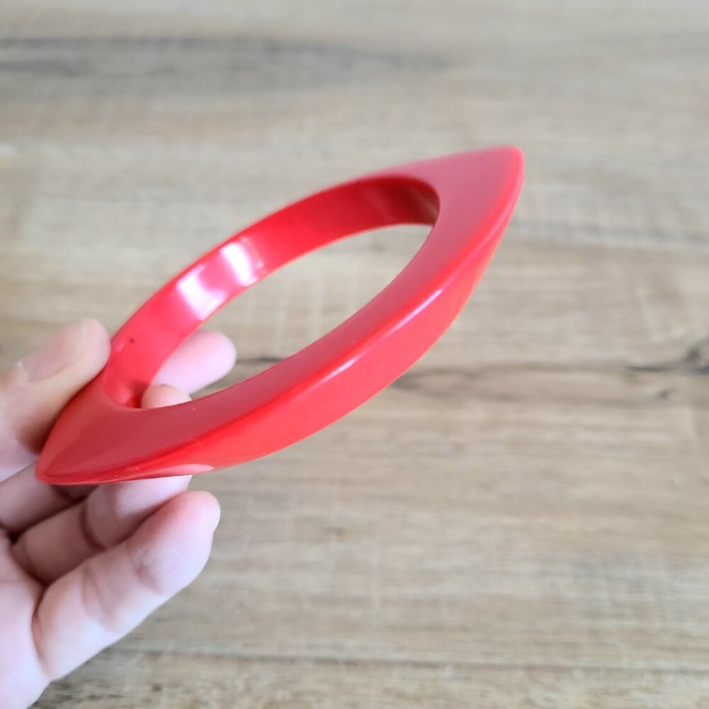 Red plastic bangle. - Picture 5 of 5